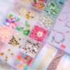 Maxi boîte Bubble Tea - 20 compartiments perles & apprêts pour création de bijoux - LA PETITE EPICERIE – Image 2