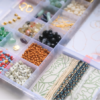 Maxi boîte Matcha - 20 compartiments perles & apprêts pour création de bijoux - LA PETITE EPICERIE – Image 2